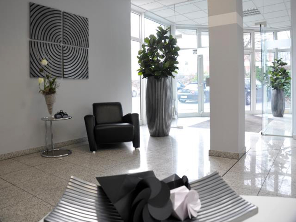 Empfangsbereich von Tillack Creativ Verpackungen Heller Empfangsbereich von Tillack Creativ Verpackungen mit Sitzgelegenheit und Dekoration